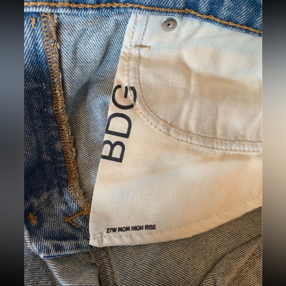 BDG Mom high rise jean shorts - size 27W - Picture 3 of 3
